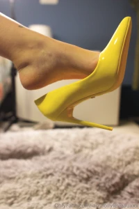 Il tocco perfetto giallo brillante eleganza audace i tacchi raccontano