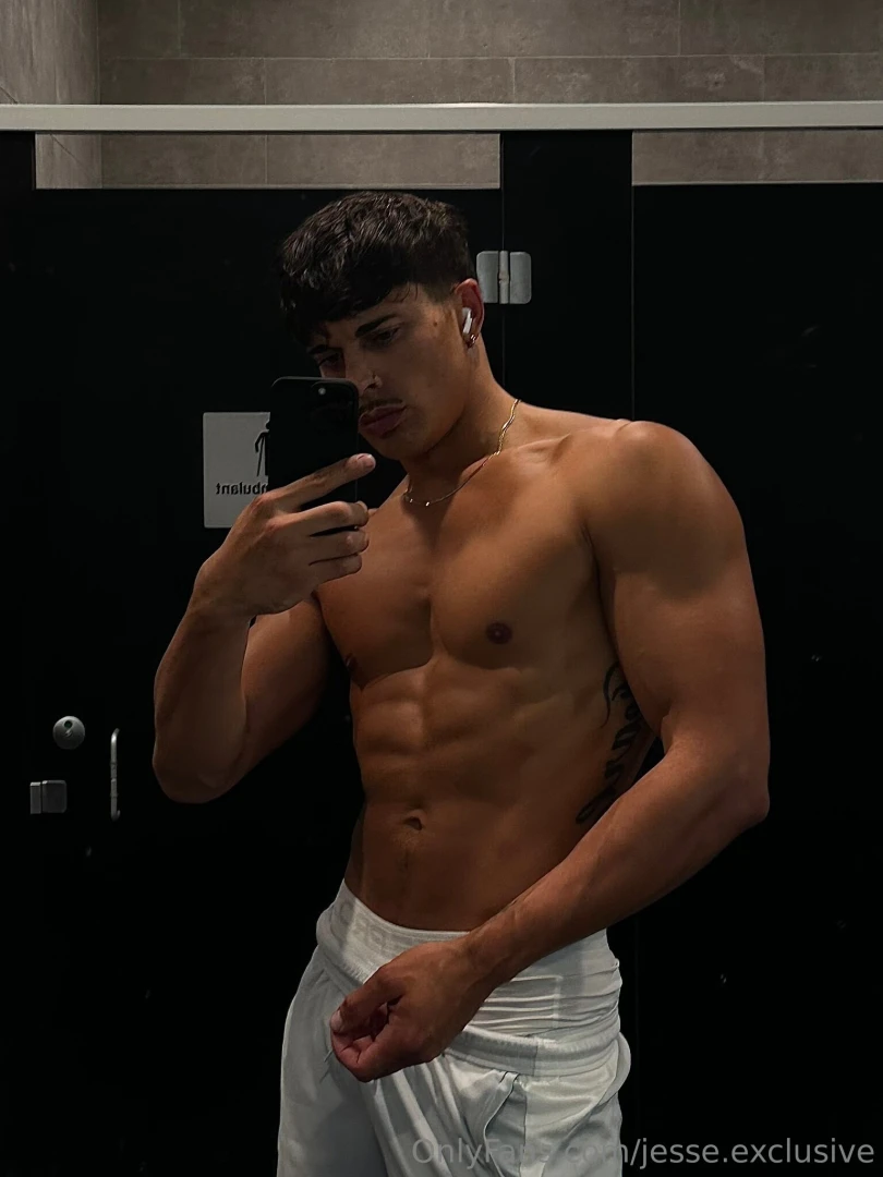 Filthy bicep pump after a workout - make you boys weak 