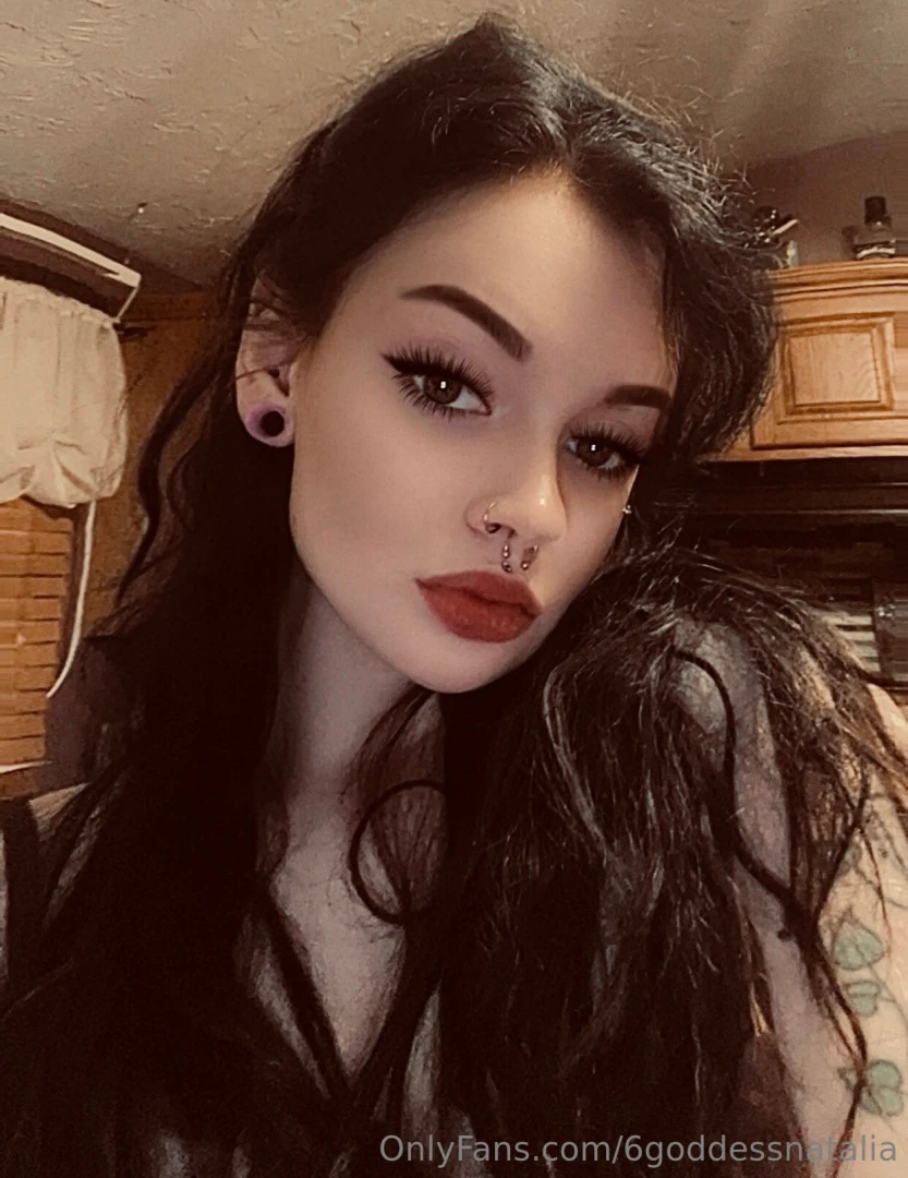 Lips bigger than your dick 