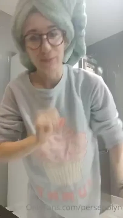 Post-shower tea time including a special magic trick 