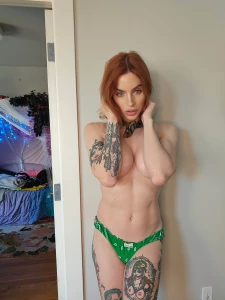 Oh i know you can t resist not having a second look at me baby