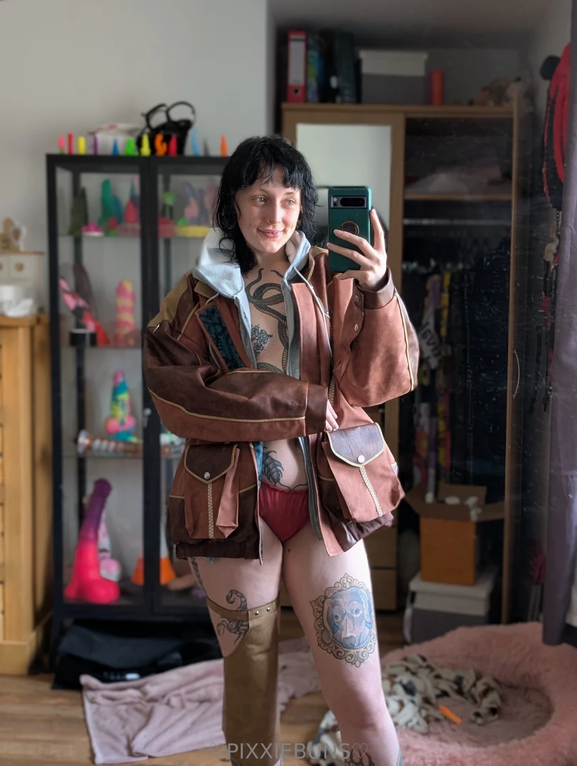 Rest of the alma cosplay is either too big for my no tits dot com or 