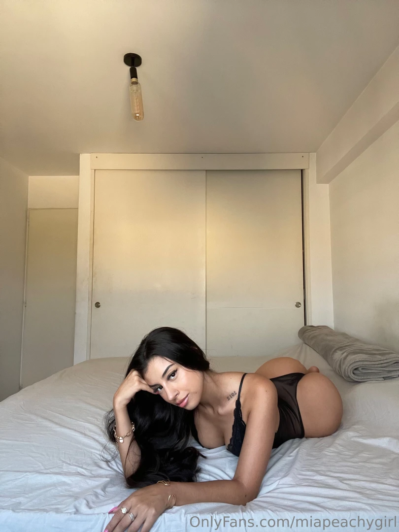 I m sooo bored how about you hit me up in the chat and help me out 