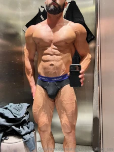 Howdy no fur here sadly but damn those veiny legs decent shape from part 1