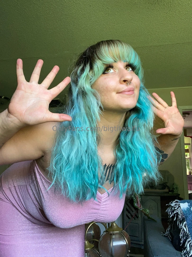 Pretty pastel goth tiddiez 