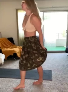 Alright so i settled for a flowy skirt with no panties because someone