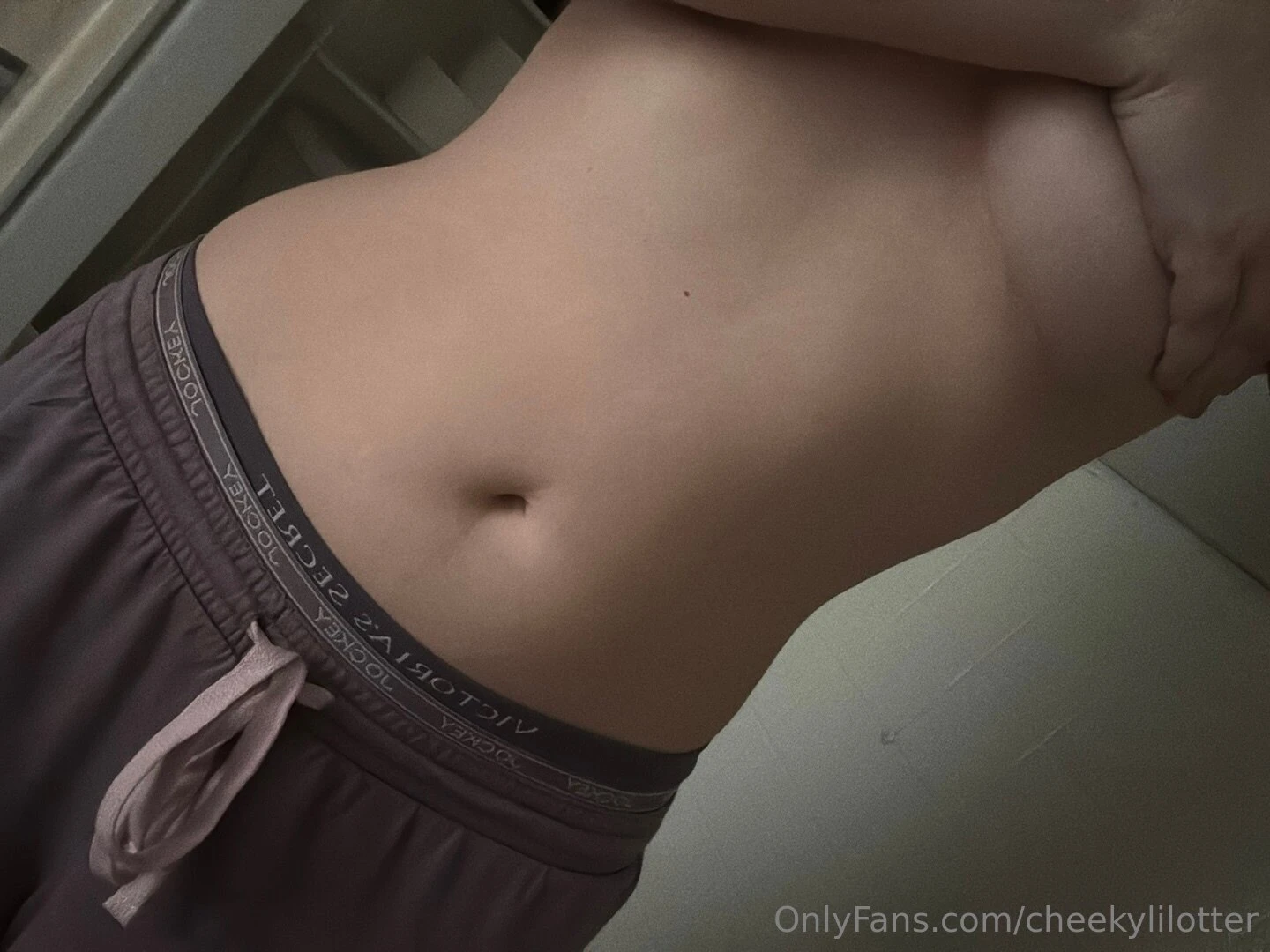 Good morning my tummy is in need of kisses pls and thx tummyreveal 