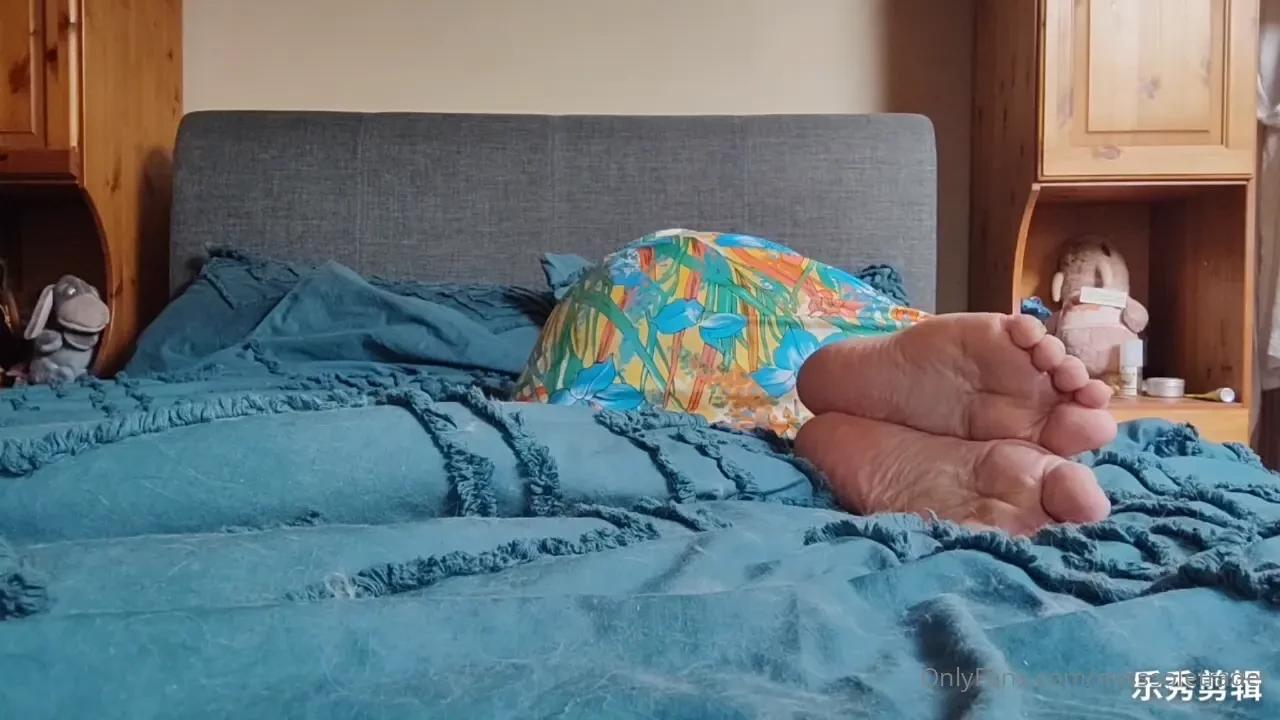 I know you are perving over my soles while i m sleeping off my 