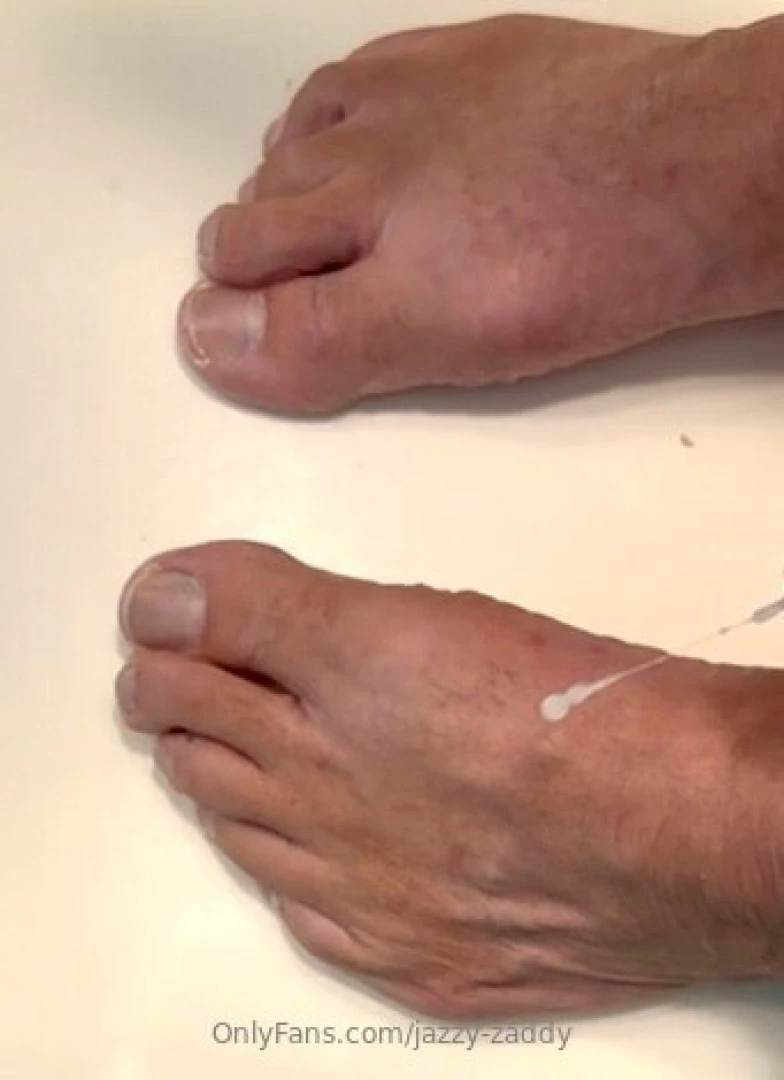 Watch me cum on my feet 