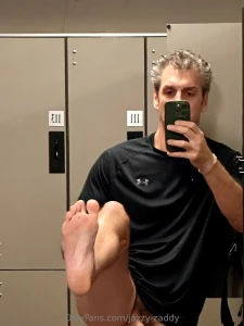 Someone wants to worship my feet and asked if they stink when better