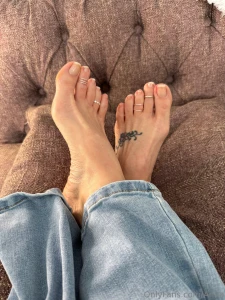 Naked toes and blue jeans