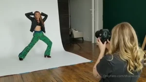 Come chat with me in my dms i m available all night