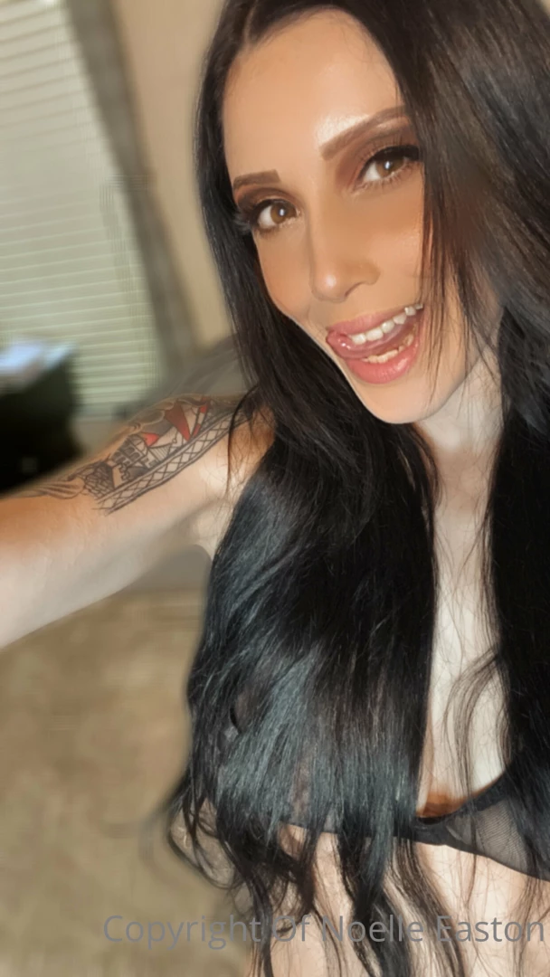 Follow my twit noelleeaston 
