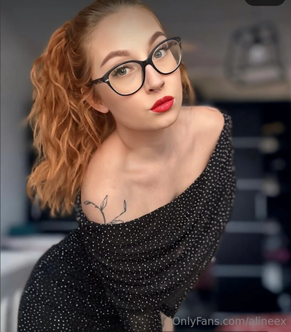 Scrolling cute girl lilyyrosse loves tearing with her pussy she looks part 369 