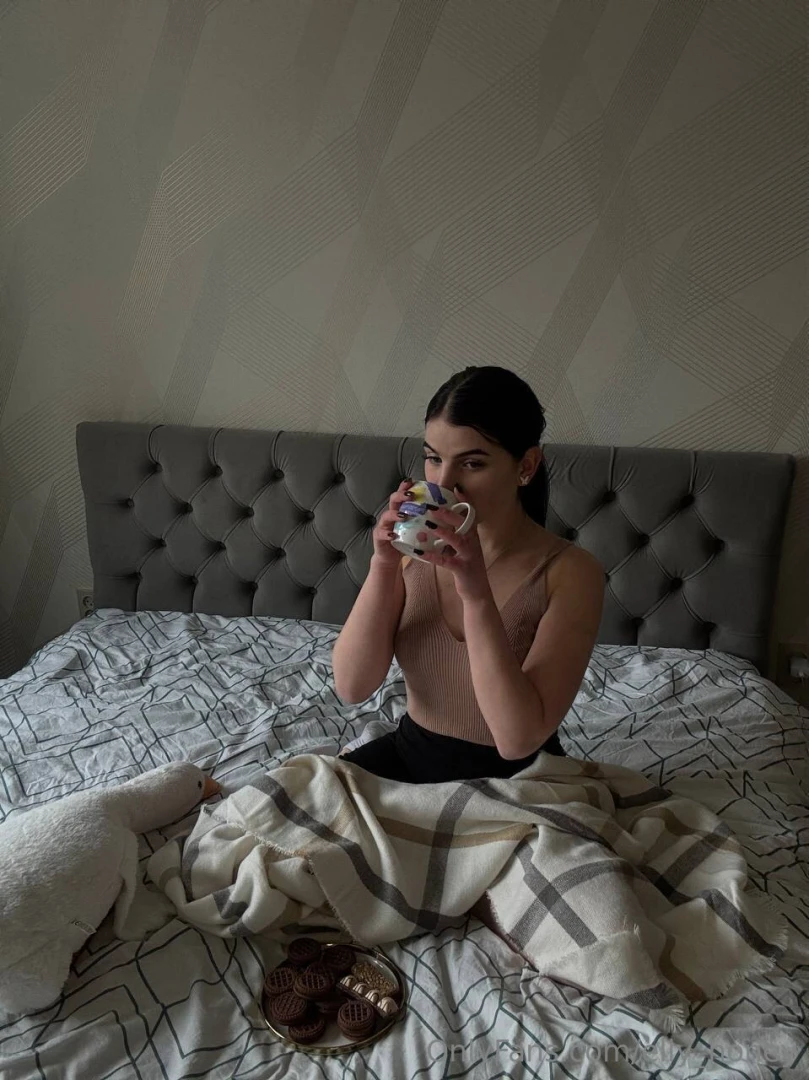 Heyyy my fave peeps just chillin in bed with my steamy lil tea n some 