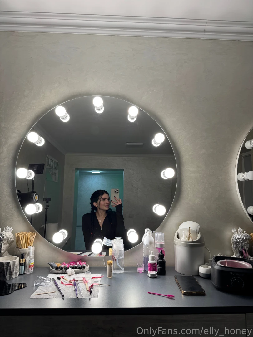 Omg i totally livin my best glam life rn sitin pretty at the mirror 