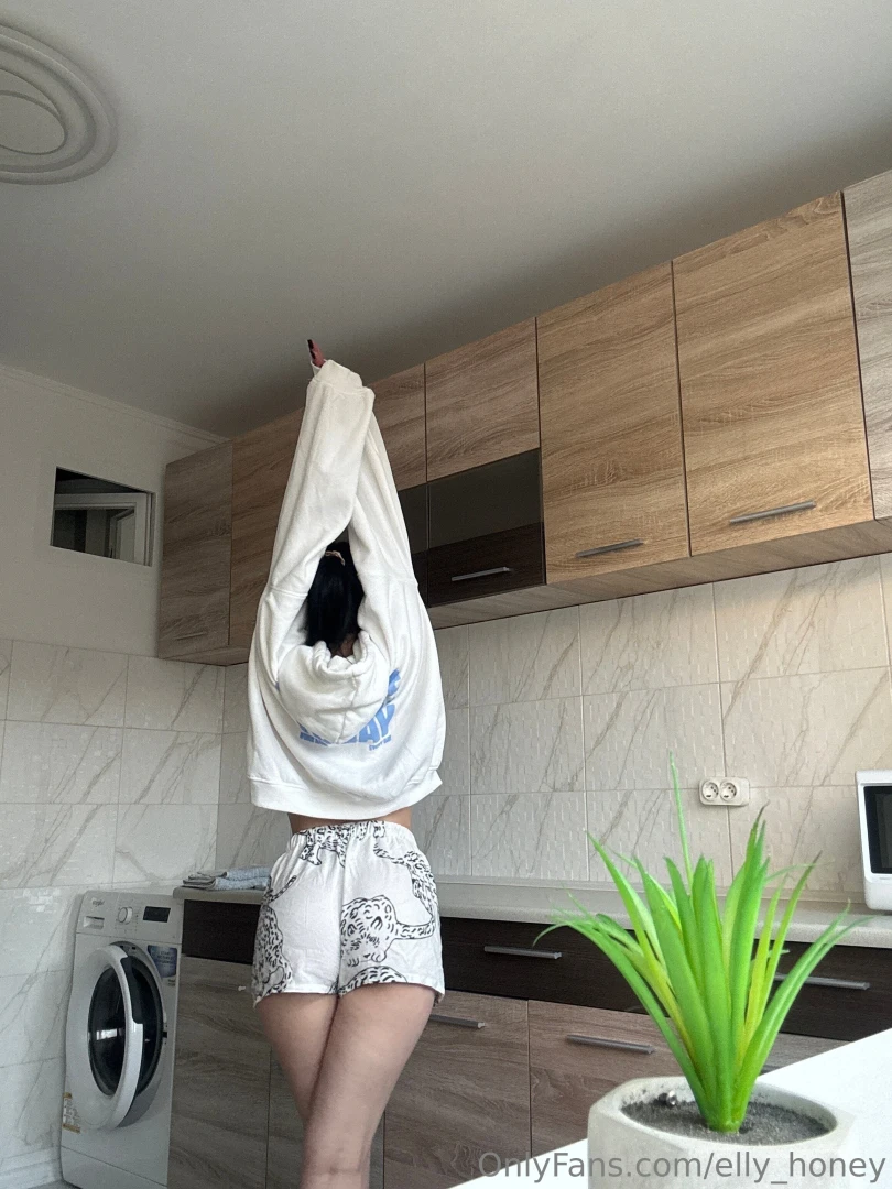 Tryna grab a snack but ooooops looks like i made it a whole moment 