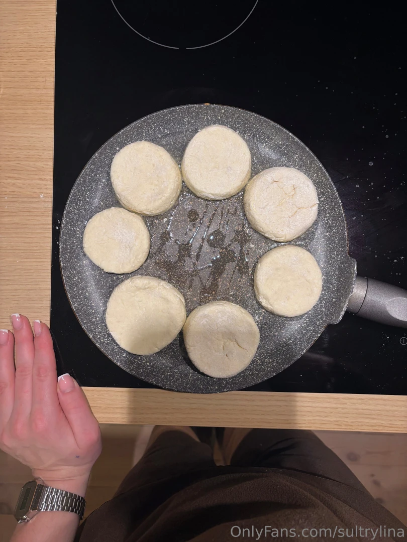 I turned on my inner hostess and cooked the most delicious syrniki 