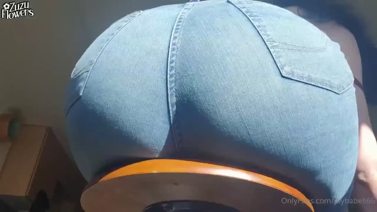 Jeanz sitting on my stool grinding and flexxxing sorta few different 