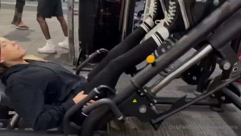 Vlogging tough leg day this was absolutely crippled by the end of it 