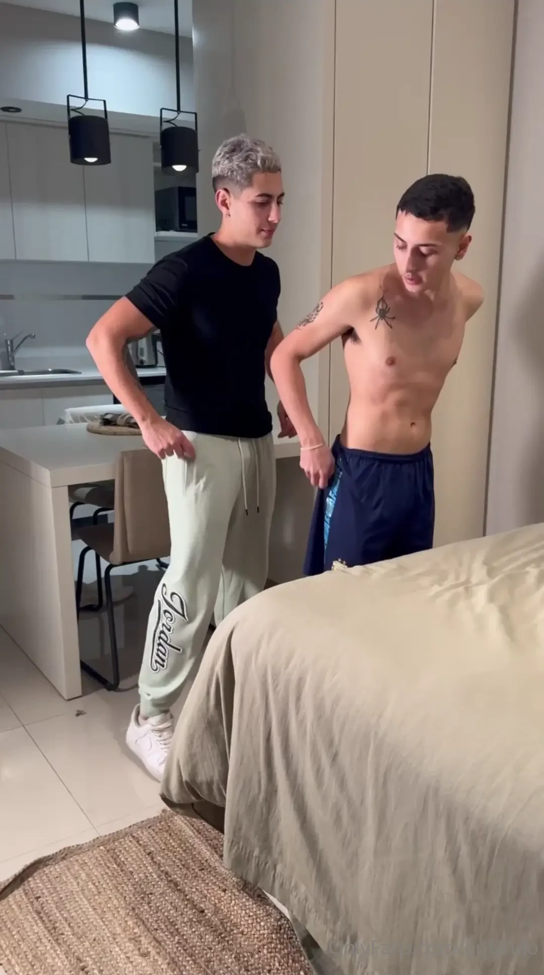 Me paga la renta con el culo le lleno el culo de leche a uriel por 