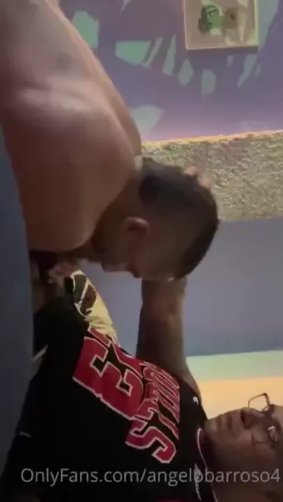 Que rico este moreno uff me saco la leche 