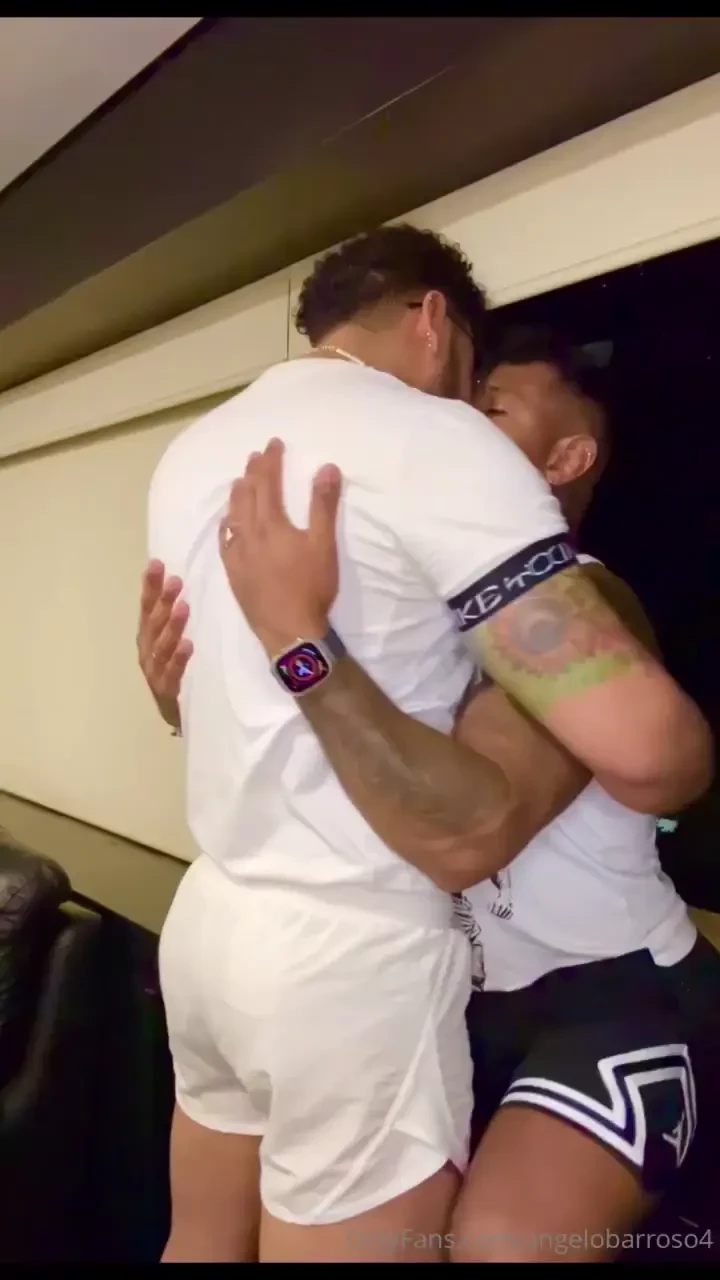 Que delicia este musculoso como lo pre y se come mi leche 