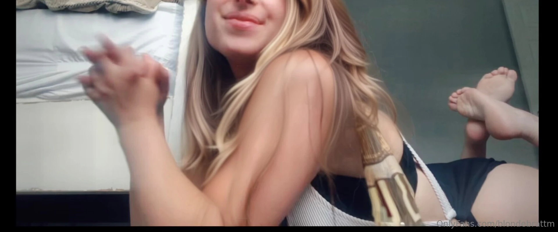 I m scared of going to an art gallery cuz what if they decide to keep 