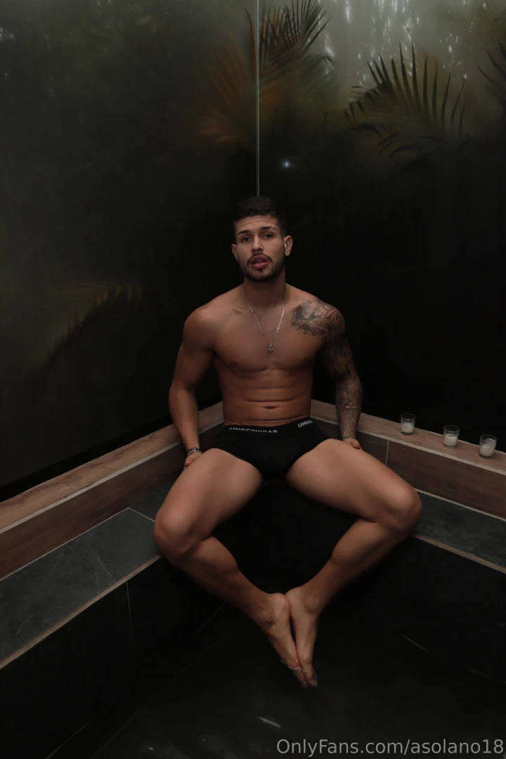 Shall we play in the jacuzzi for a while jugamos un rato en el jacuzzi 