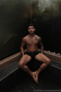 Shall we play in the jacuzzi for a while jugamos un rato en el jacuzzi