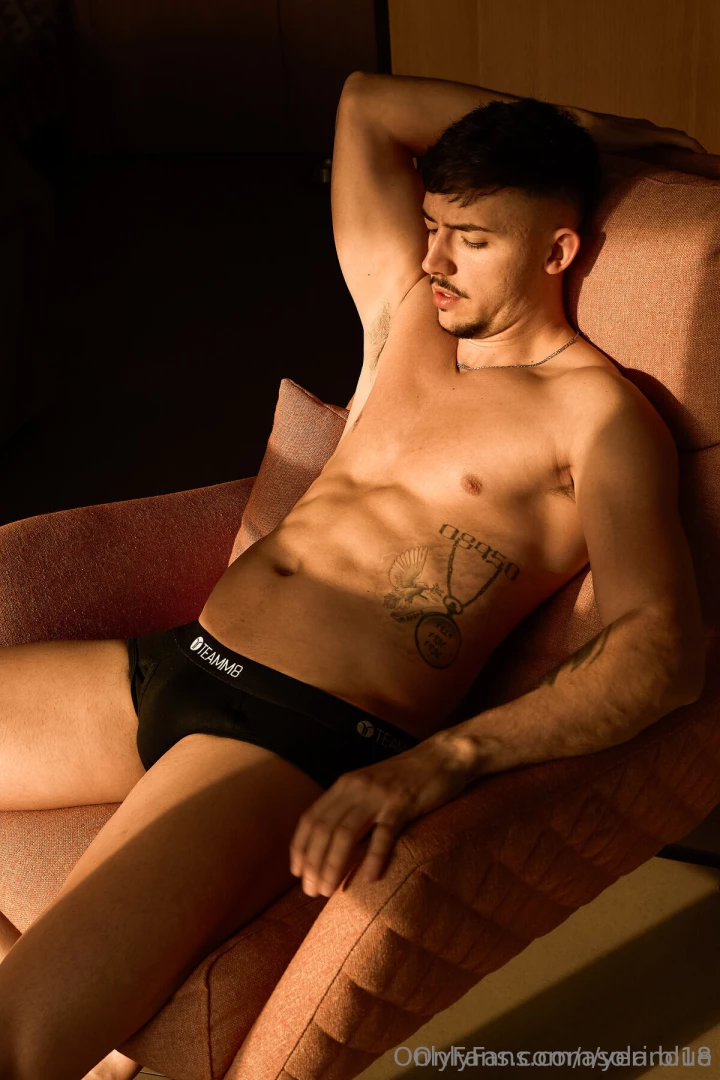 My friend yeribluexx is giving away free access to his hottest page part 1 