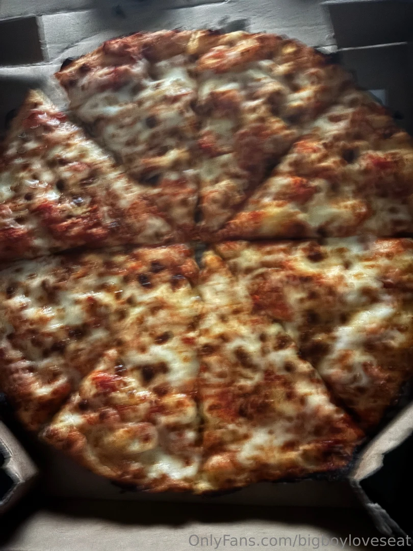 Just ate this whole pizza im so fulllllll 