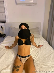 This set s cute but i d rather be wearing your hands