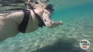 Twerking underwater is kinda hard