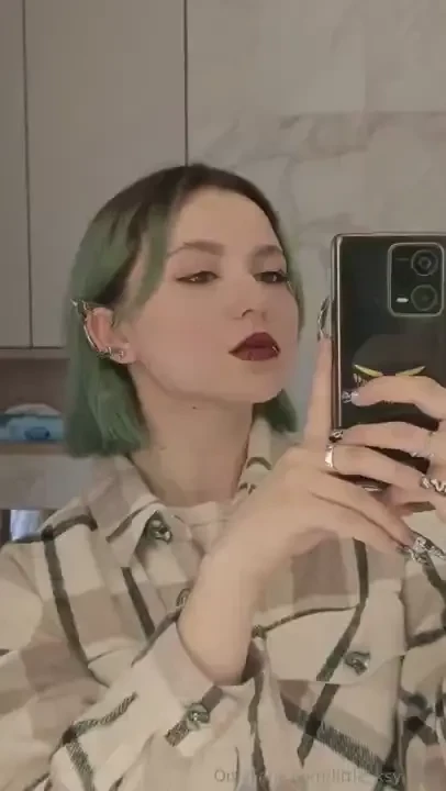 Do i look mysterious 