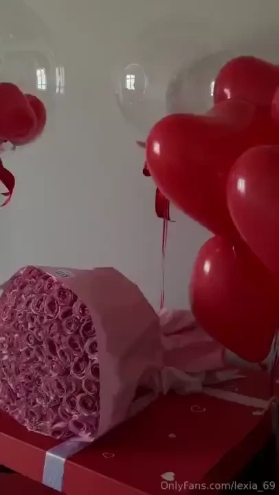 Valentine s day brings lots of love and happiness beautiful flowers 