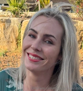 My hair who remembers something about mary was it that or the wind