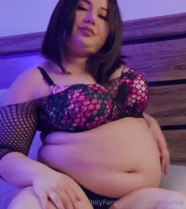 Gimme a wiggle full vid https onlyfans com 848570963 couchqueenie