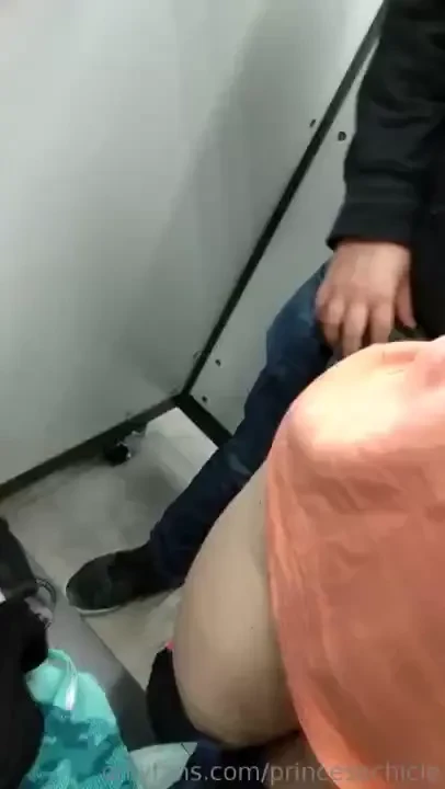 Invito a un amigo al probador y no te vas a creer lo que ocurri 