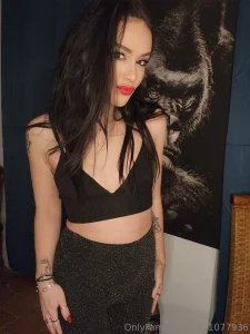 J adore quand tu me regardes comme si tu allais me d vorer