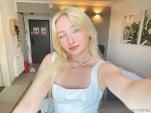 Hey babe are you online i know you love my surprises