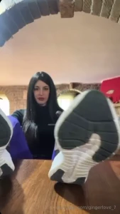 Sei cos sfigato che prima di leccarmi i piedi devi passare per le