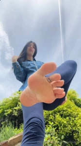 La tua gigantessa ti ha individuato scarafaggio e ora ti schiaccer a