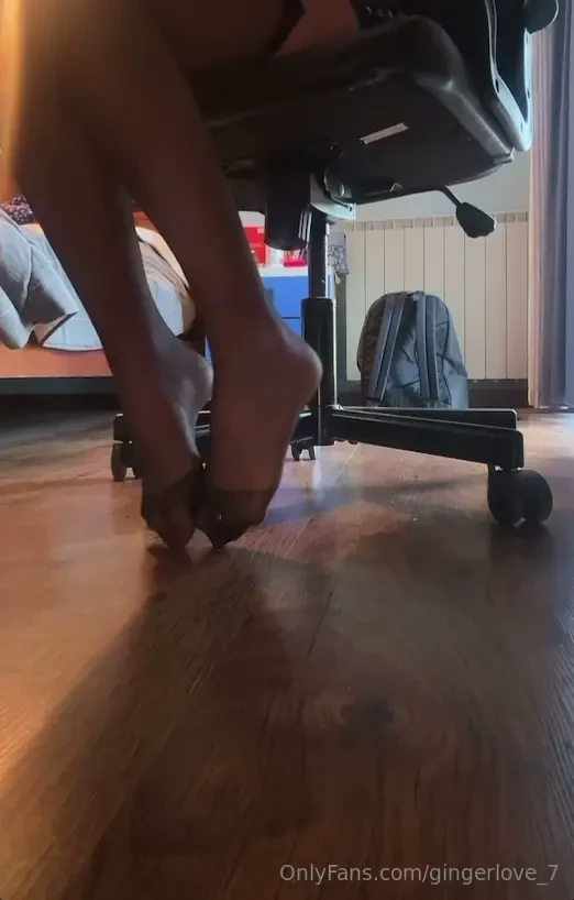 Ma possibile che ti ritrovi sempre sotto la mia scrivania mentre 