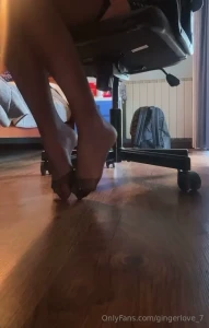 Ma possibile che ti ritrovi sempre sotto la mia scrivania mentre