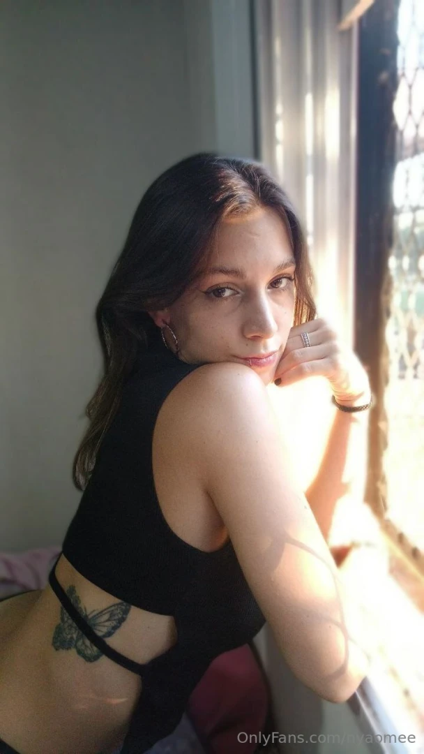 Admiring the scenery a little but you should admire me admirando un 