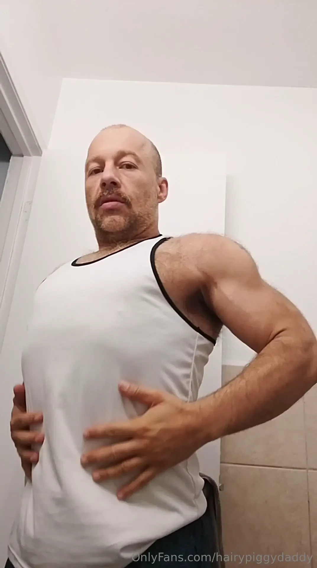Daddy flexing after the gym my pits are so ripe and i m fucking horny 