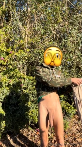 Quieres ver como me desnudo completamente en medio de mi trabajo que