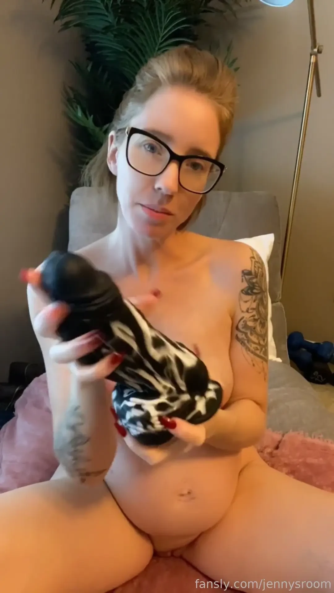 Stretching my pregnant pussy out on oreo you want to watch this video 