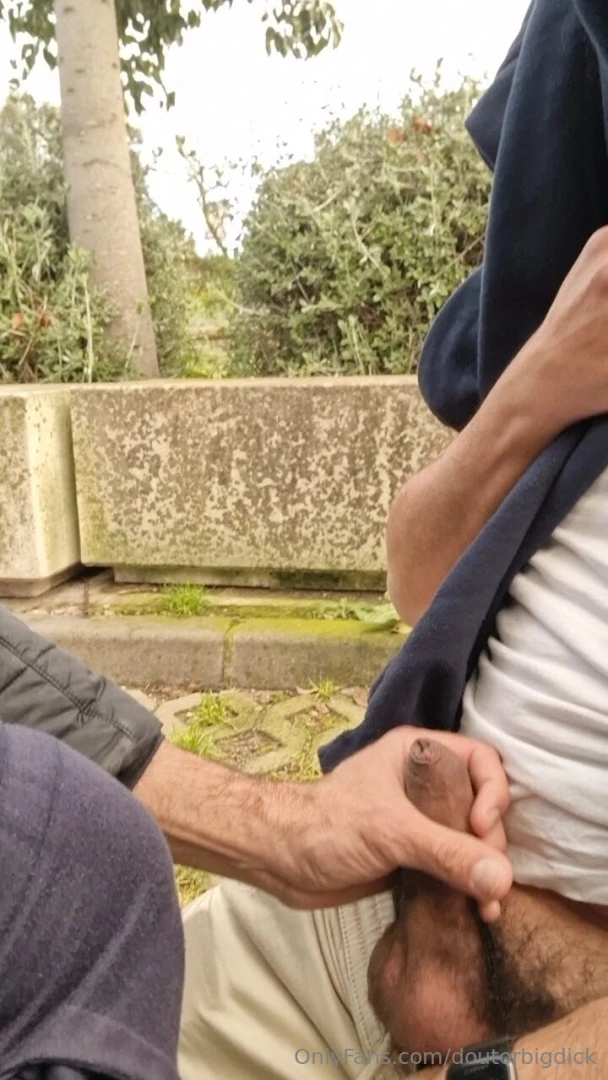 On cruising exchanging handjobs and delicious blowjobs 